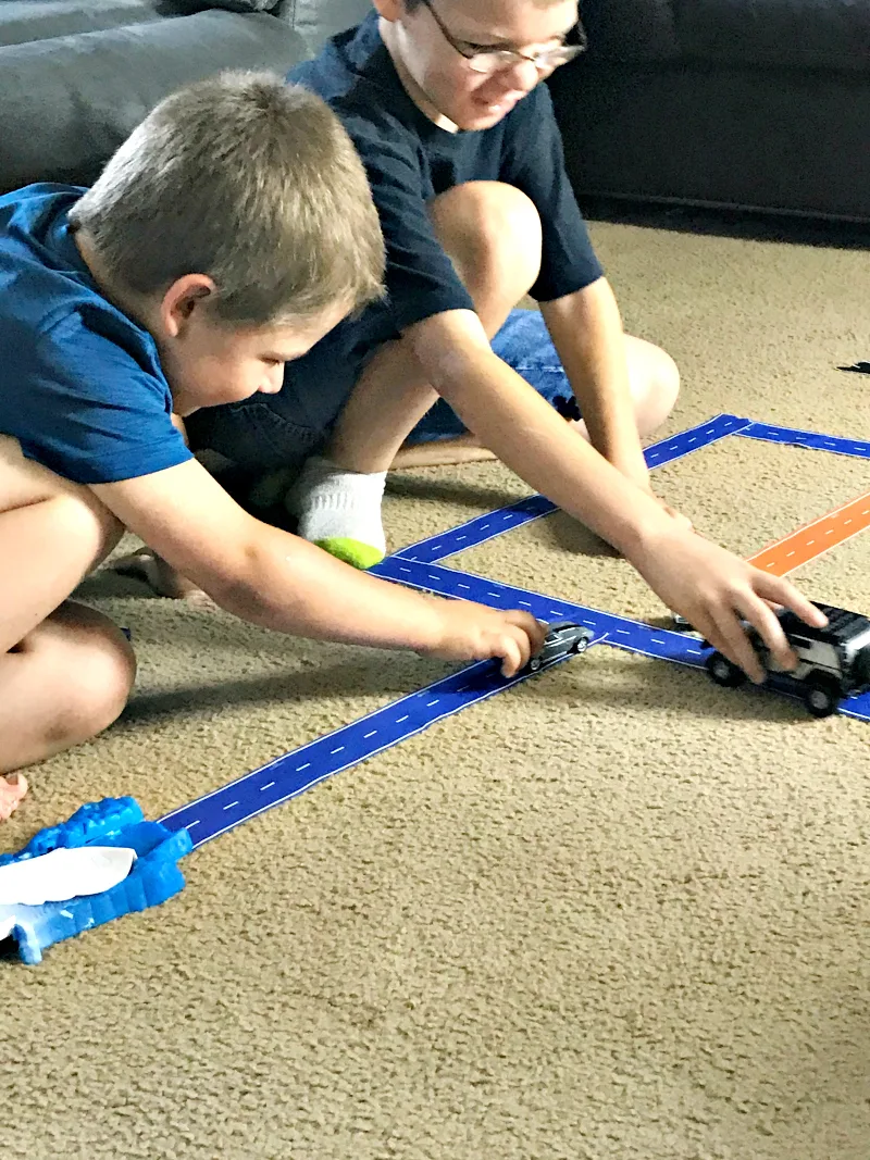 Recreate movie scenes with the Fast & Furious playsets and cars